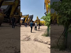 Cliente de Angola a selecionar a escavadeira usada